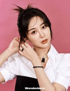 ​杨紫童趣情怀大片释出 坐旋转木马表情无辜俏皮