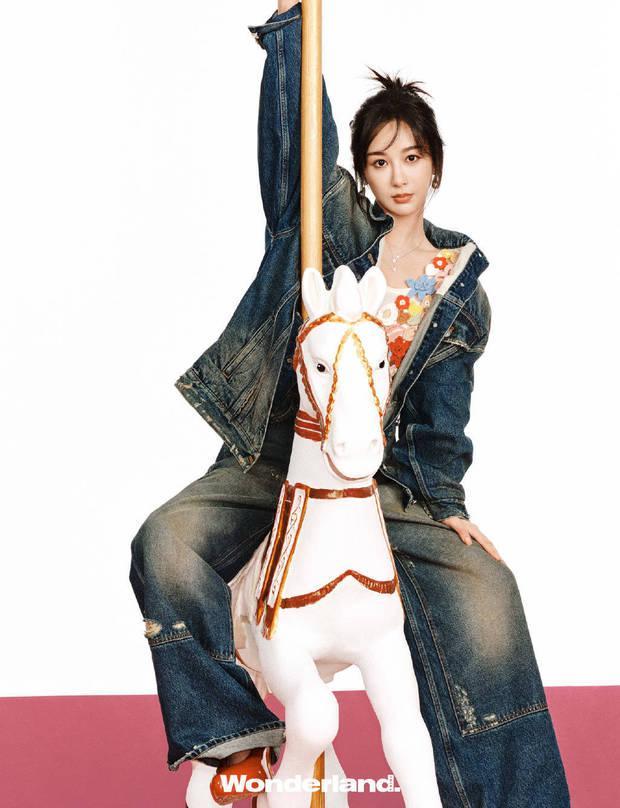 杨紫童趣情怀大片释出 坐旋转木马表情无辜俏皮