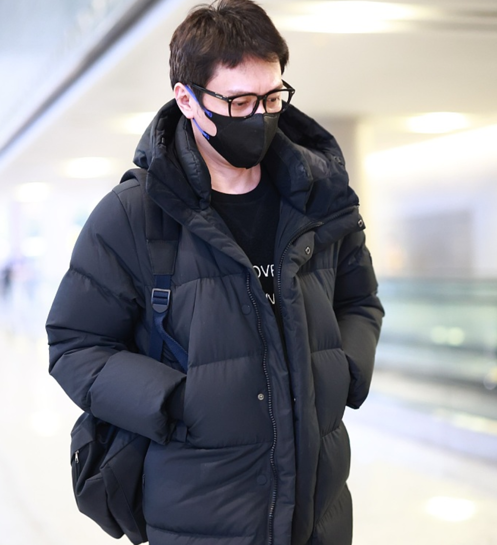 冯绍峰现身机场身形消瘦憔悴（冯绍峰近照）