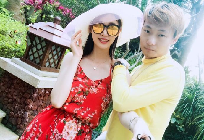 60岁巩汉林全家近照流出 超美儿媳妇很抢眼