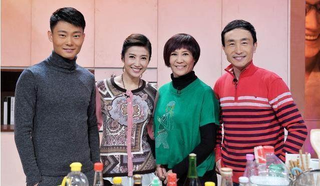 60岁巩汉林全家近照流出 超美儿媳妇很抢眼