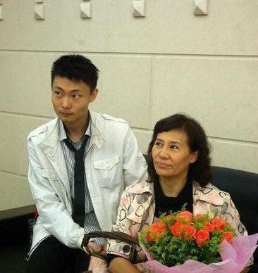 60岁巩汉林全家近照流出 超美儿媳妇很抢眼