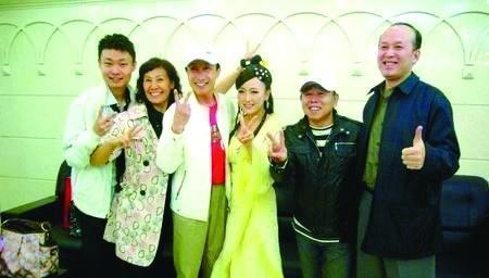 60岁巩汉林全家近照流出 超美儿媳妇很抢眼