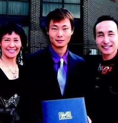 60岁巩汉林全家近照流出 超美儿媳妇很抢眼