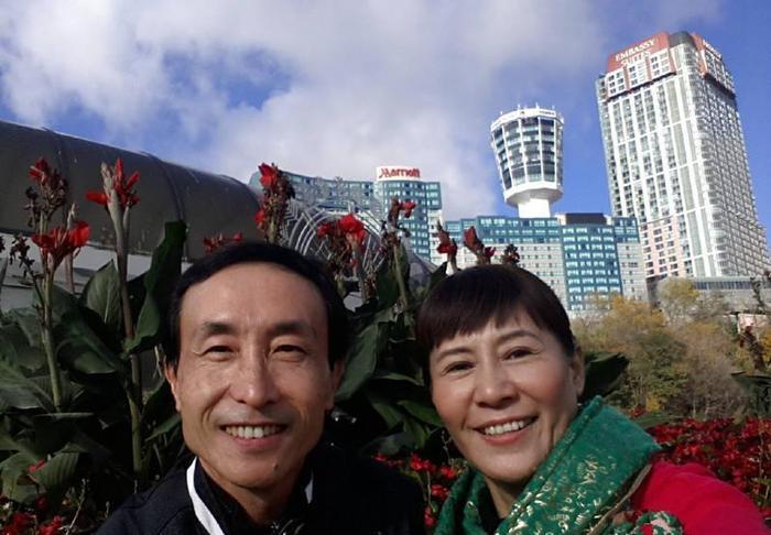 60岁巩汉林全家近照流出 超美儿媳妇很抢眼