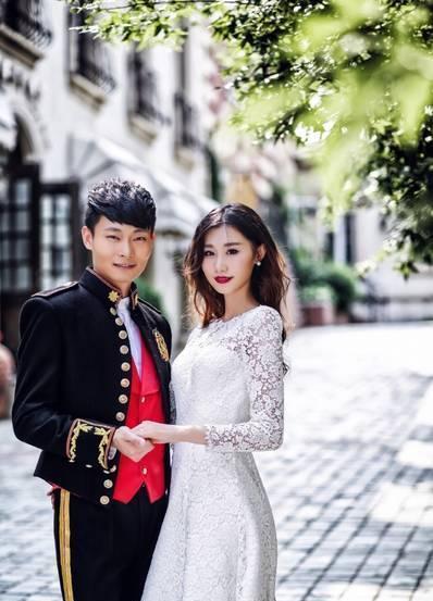 60岁巩汉林全家近照流出 超美儿媳妇很抢眼