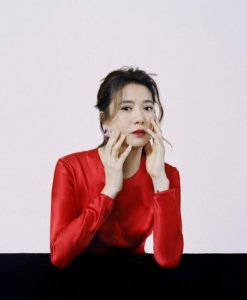 ​48岁袁咏仪拍写真 毫不畏惧高清怼脸镜头状态好