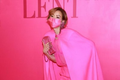 ​郑秀文与邱淑贞女儿沈月亮相 两人着粉色套装气场全开