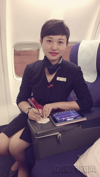 东航最年轻的机长(这6名东航武汉资深乘务长被授予)(2)