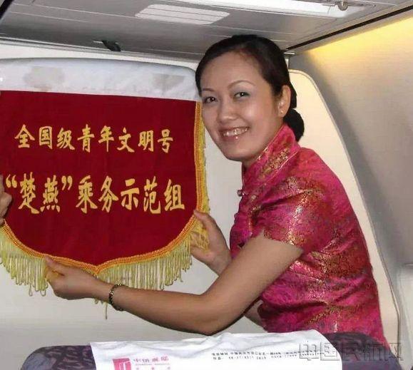 东航最年轻的机长(这6名东航武汉资深乘务长被授予)(3)