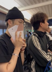 ​王嘉尔现身美国机场 粉丝对其说不要垮并加油打气