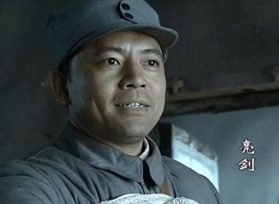 ​藏了31年！难怪当年拒绝巩俐示爱，原来她就是老戏骨何政军的妻子