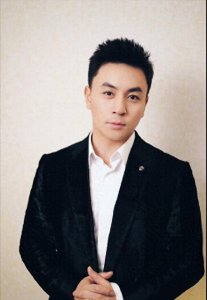 ​释小龙妻子露面太吸睛！身材丰满、长腿抢镜，五官颜值不输何洁