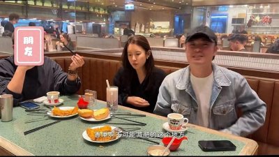 ​陈赫和老婆张子萱罕见同框出境，张子萱年轻貌美，转变太让人惊讶