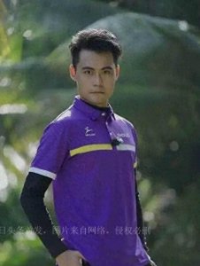 ​41岁的广州演员邝祖乐，戏里娶了翠红，现实中的妻子是龚洁影