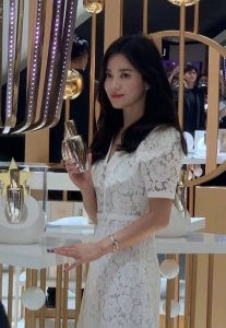 ​宋慧乔离婚后首现身，状态不错，被女粉丝逗笑