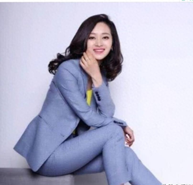 王治郅的妻子周蕾，身材高挑 才貌双全 照片欣赏