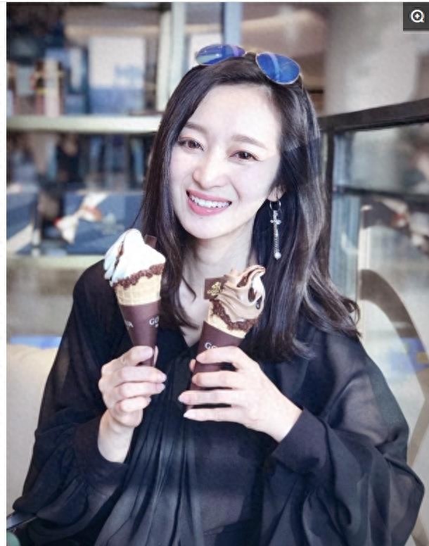 王治郅的妻子周蕾，身材高挑 才貌双全 照片欣赏