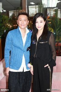 ​草蜢成员苏志威妻子刘小慧 50岁了你真是会保养