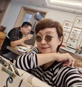 ​张嘉译妻子晒素颜照，55岁王海燕从不扮嫩不遮掩，真实得让人叹服
