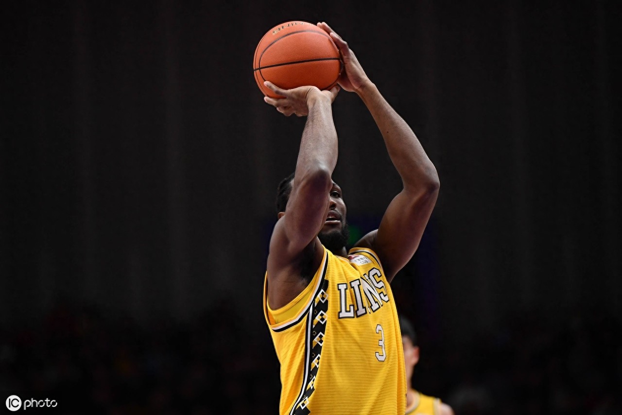 法里埃德渐入佳境,小外援发挥不佳,他砍下26+14证明自己