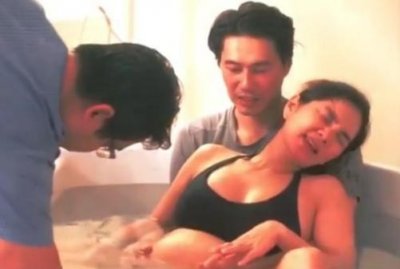 ​Ella水中分娩照片曝光，丈夫全程陪产，体会产妇心酸