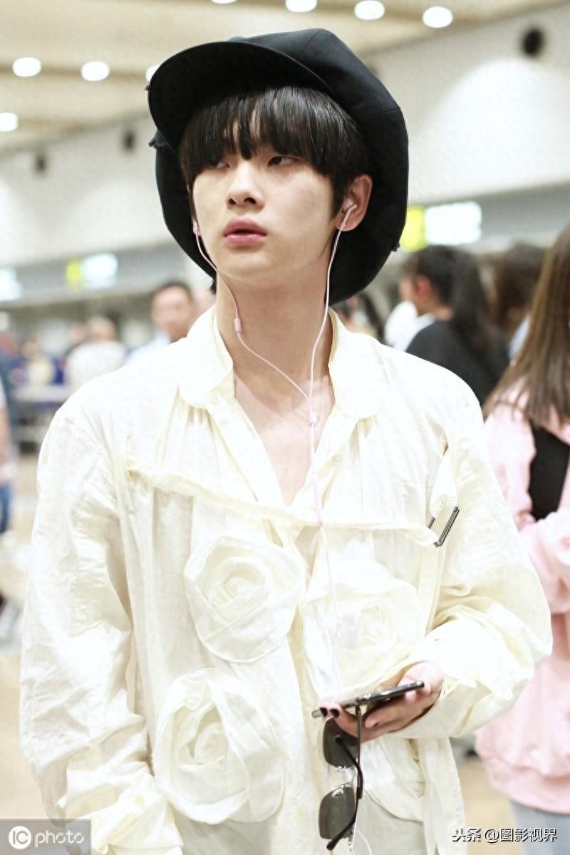 男歌手周震南现身机场，穿白衣服戴贝雷帽，涂黑色指甲油个性十足