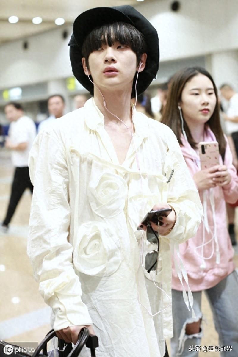 男歌手周震南现身机场，穿白衣服戴贝雷帽，涂黑色指甲油个性十足