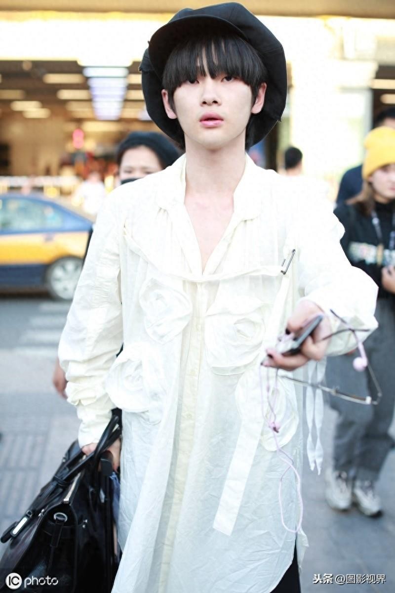 男歌手周震南现身机场，穿白衣服戴贝雷帽，涂黑色指甲油个性十足