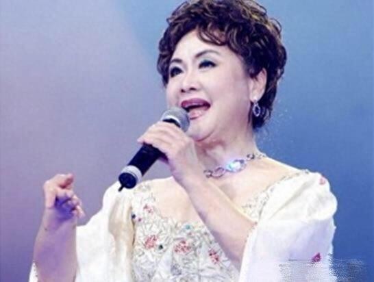 72岁李谷一全家照曝光 二婚丈夫似儿子般年轻 前夫儿子有出息！