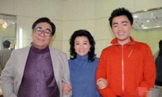 72岁李谷一全家照曝光 二婚丈夫似儿子般年轻 前夫儿子有出息！