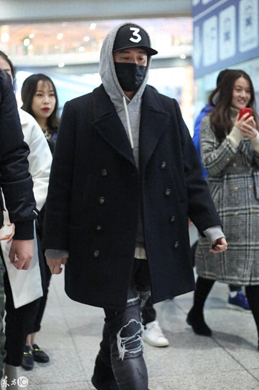 潘玮柏低调现身机场，身高被拍成一米五？