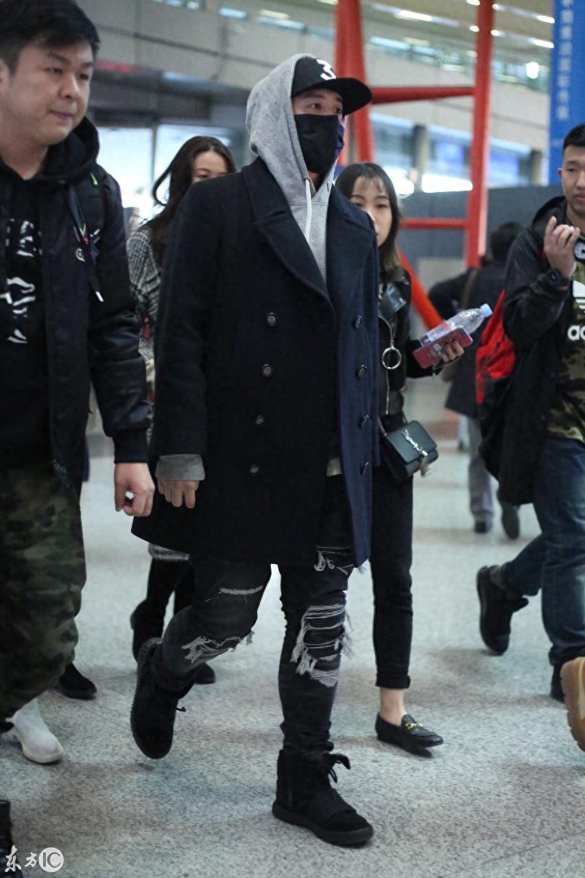 潘玮柏低调现身机场，身高被拍成一米五？