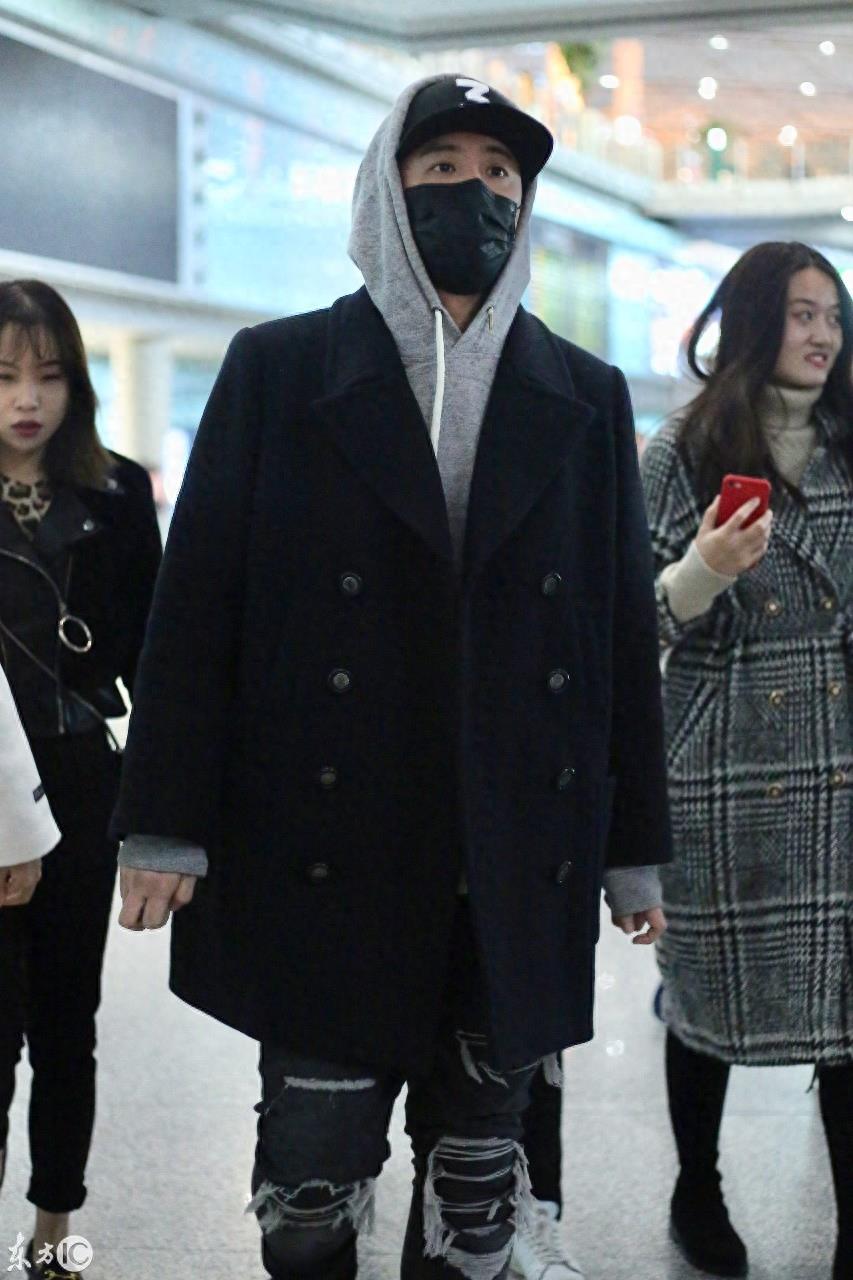 潘玮柏低调现身机场，身高被拍成一米五？