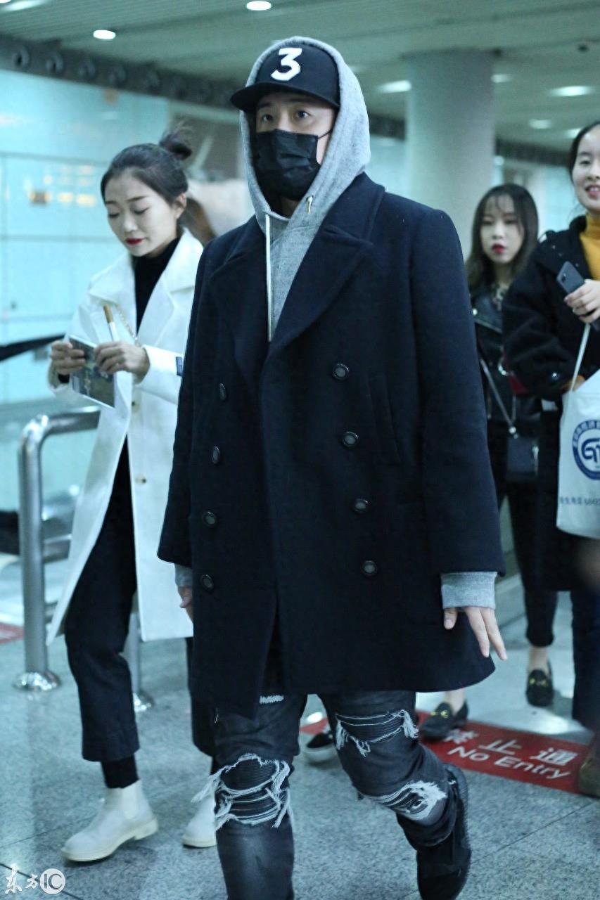 潘玮柏低调现身机场，身高被拍成一米五？