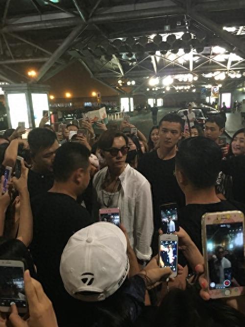 网友逛街偶遇陈伟霆 确认其身高超过1米8