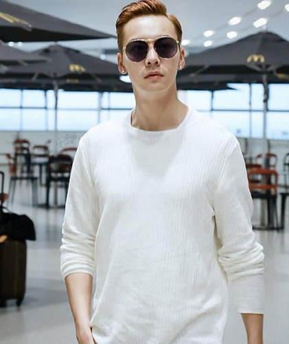 网友逛街偶遇陈伟霆 确认其身高超过1米8