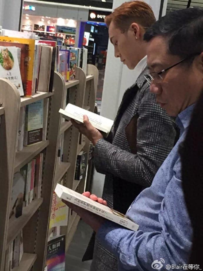 网友逛街偶遇陈伟霆 确认其身高超过1米8