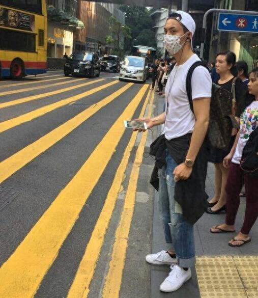 网友逛街偶遇陈伟霆 确认其身高超过1米8