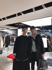 ​网友逛街偶遇陈伟霆 确认其身高超过1米8