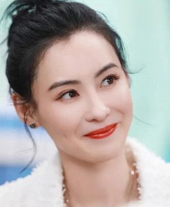 ​张柏芝领证，丈夫孙东海三宝的亲生父亲。他拥有过亿的资产，