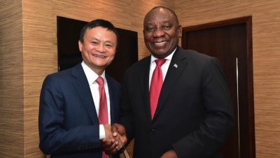 ​马云和南非总统高调“秀恩爱” 马云“专供款”非洲包包登陆天猫双11