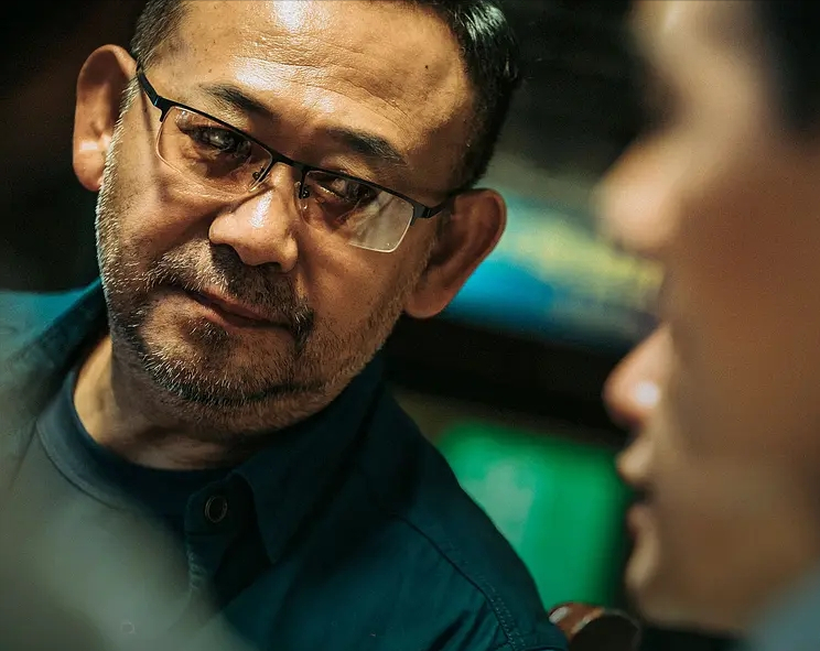 电影《扫黑决战》中,“两面人”曹志远亲手将自己判为死缓