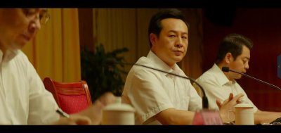 ​电影《扫黑决战》中，“两面人”曹志远亲手将自己判为死缓