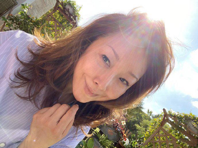 47岁孙悦近照曝光，面部消瘦皮肤略显松弛，素颜出镜认不出