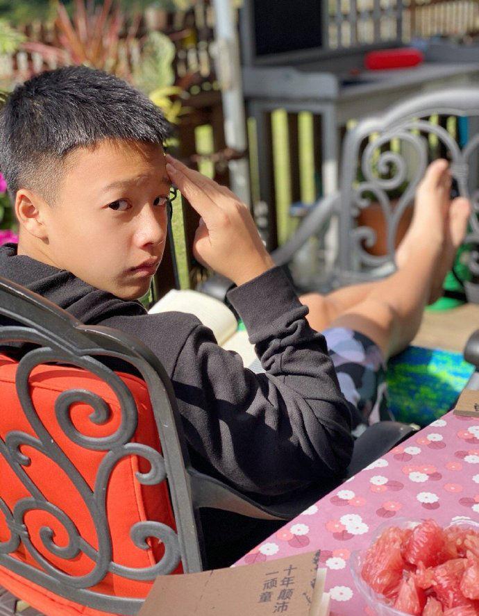 47岁孙悦近照曝光，面部消瘦皮肤略显松弛，素颜出镜认不出