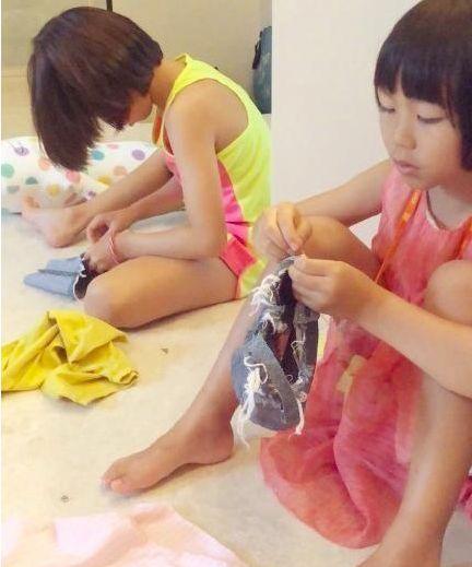 46岁蔡少芬近照曝光，挺三胎孕肚出街，老公张晋贴身紧护