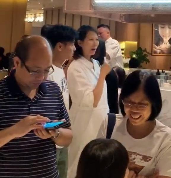 46岁蔡少芬近照曝光，挺三胎孕肚出街，老公张晋贴身紧护