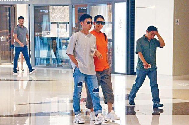 46岁蔡少芬近照曝光，挺三胎孕肚出街，老公张晋贴身紧护