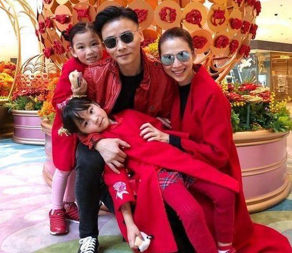 46岁蔡少芬近照曝光，挺三胎孕肚出街，老公张晋贴身紧护